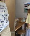 Trendy tričká s potlačou 2026: Graphic tee je späť vo vintage štýle a vyzerá lepšie než kedykoľvek predtým